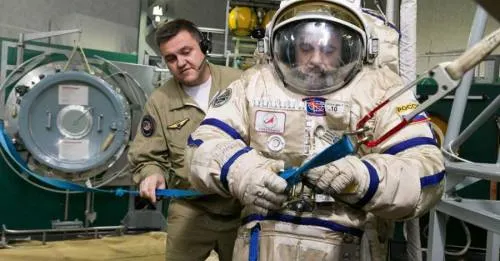 Rusia desarrolla proyecto de interacción entre cosmonautas y robots para caminatas espaciales