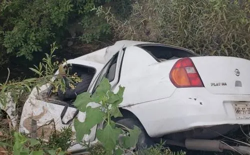 Automovilista cae del Periférico al caudal del Río Atoyac