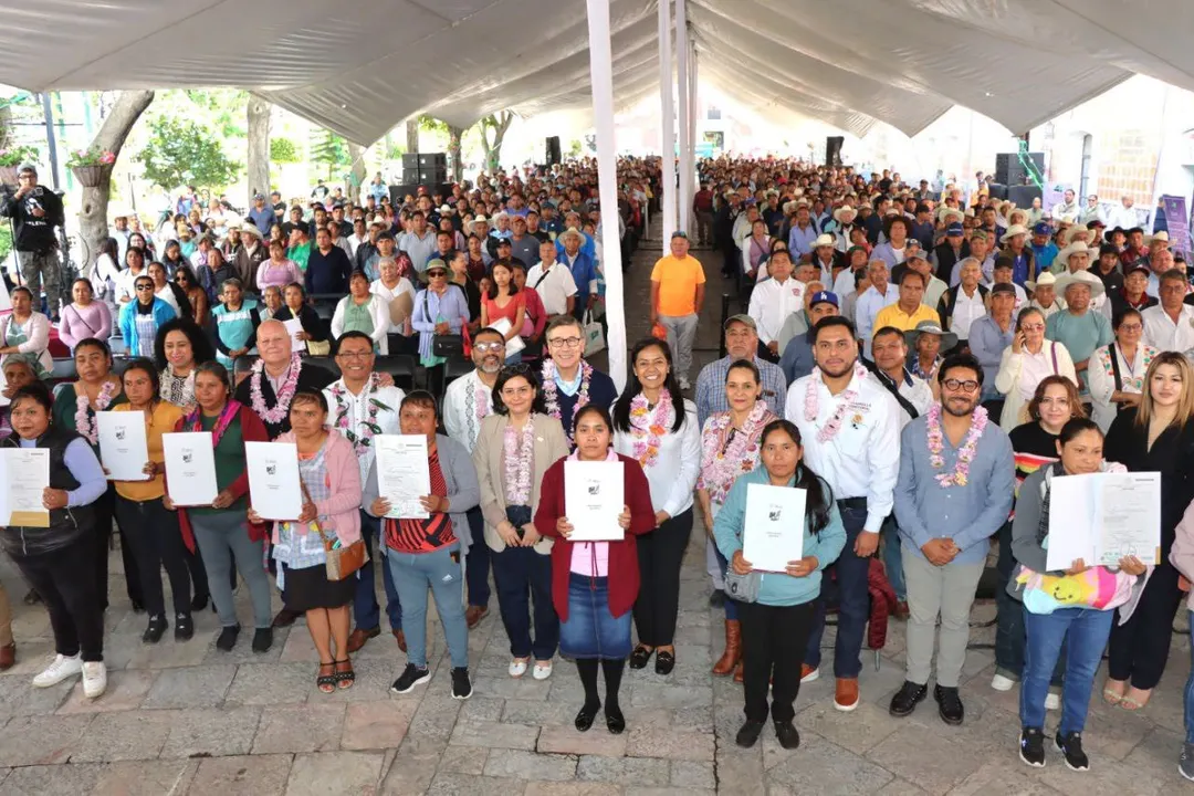 59 mujeres de Atlixco reciben título de propiedad de manos de Ariadna Ayala y Víctor Suárez
