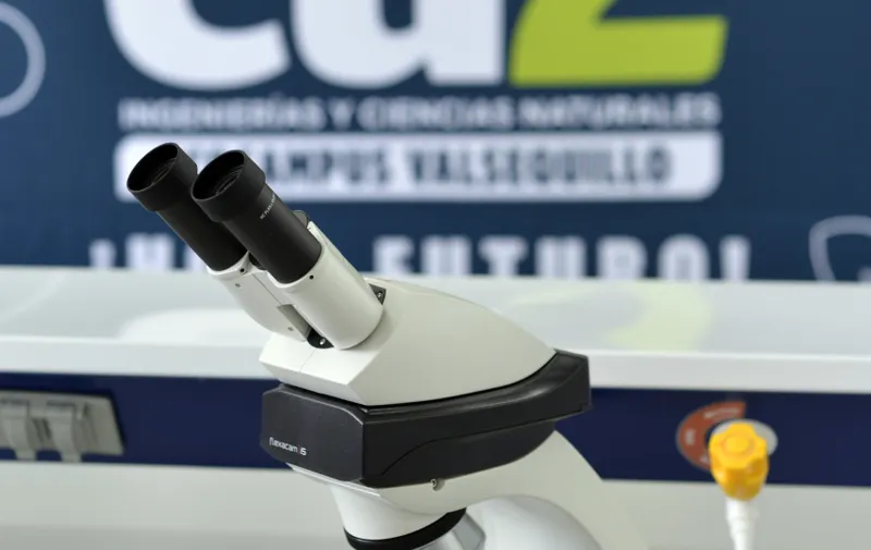Entrega rectora Lilia Cedillo 50 microscopios para laboratorios en CU2