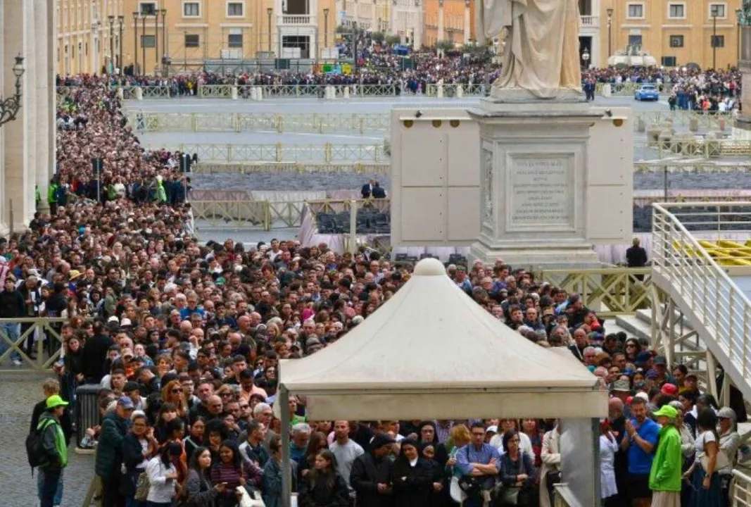 Multitudes despiden al papa Francisco en la basílica de San Pedro