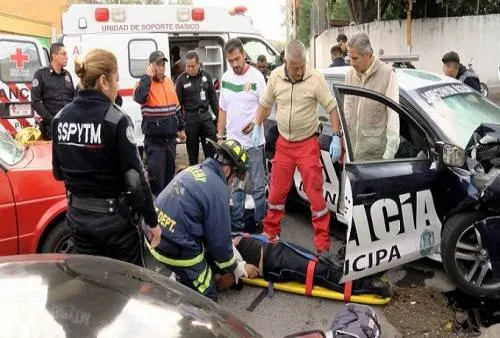 Choca patrulla y deja tres personas heridas