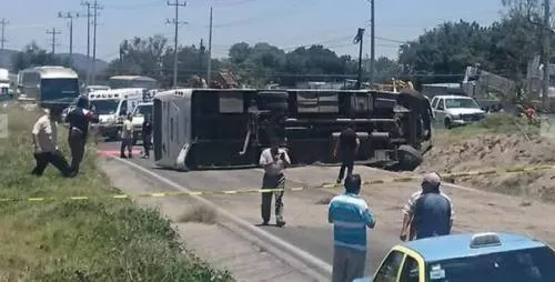 Autobús se vuelca y deja diez personas heridas en Amozoc
