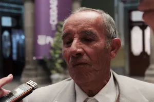 Denuncian agresión física de elemento policial hacia adulto mayor