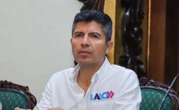 Entrega Eduardo Rivera su solicitud ante el IEE para un segundo debate con Armenta