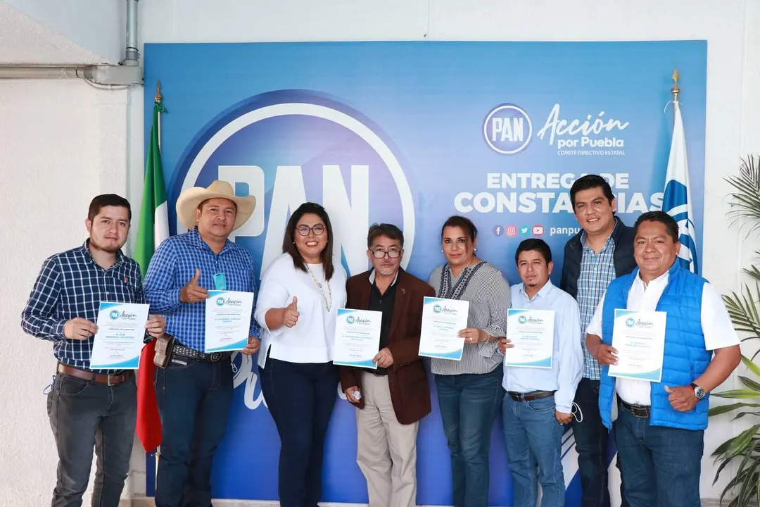 Entrega GHV constancias a abanderados del PAN en municipios   