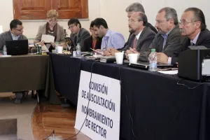 Apoyo a Alfonso Esparza se deja ver ante comisión del Consejo Universitario