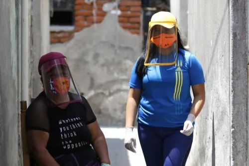 Familia combate la crisis económica del Covid-19 haciendo “gorracareta”