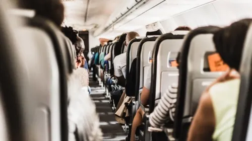 Muere mujer por COVID-19 en pleno vuelo en Texas; presentaba problemas para respirar