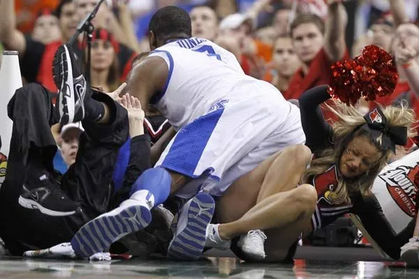 Jugador de baloncesto taclea a una porrista