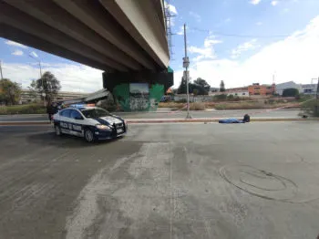 Muere motociclista tras caer de puente del Periférico, en Amozoc