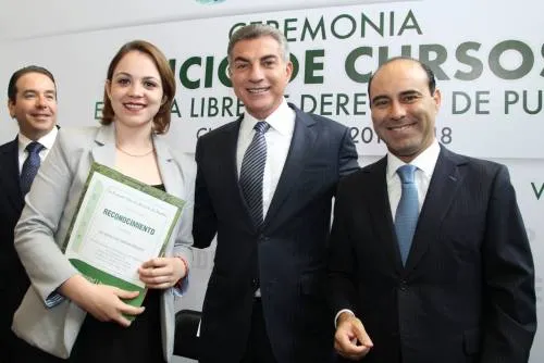 Tony Gali asiste a la ceremonia de inicio de clases de la Libre de Derecho
