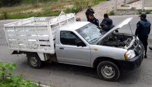 Estatales recuperan vehículo robado y asegura conductor