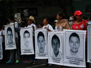 Dan hora para reunión entre Peña Nieto y padres de los 43