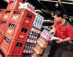 Coca-Cola corre a 400 trabajadores y luego los recontrata con menos prestaciones