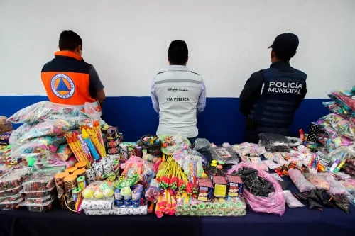 Decomisan pirotecnia y piratería en el Mercado Morelos