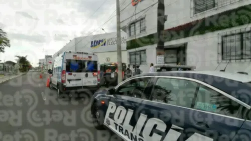 Se pasa el alto y atropella a empleado de Lumi en la Diagonal