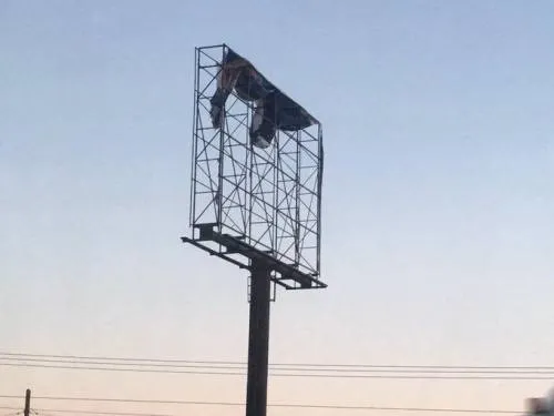 Denuncia Cárdenas destrucción de espectaculares