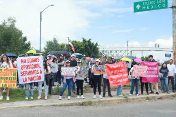 Trabajadores del Poder Judicial se manifiestan bloqueando el Periférico Ecológico