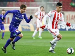 Alan Pulido anota el gol del triunfo para el Olympiacos
