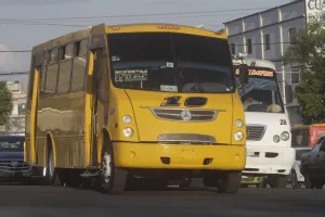 Subsidio a trasportistas contra alza al pasaje propone Morena