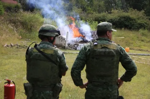 VIDEO: Queman 326 kilos de droga en la 25 Zona Militar, que fue decomisada por la FGR