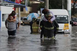 Granizo y lluvia tapizan la capital poblana