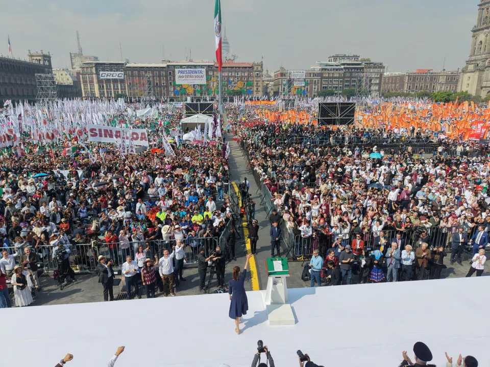 Ante 600 mil personas en el Zócalo, Sheinbaum sostiene: México avanza con dignidad