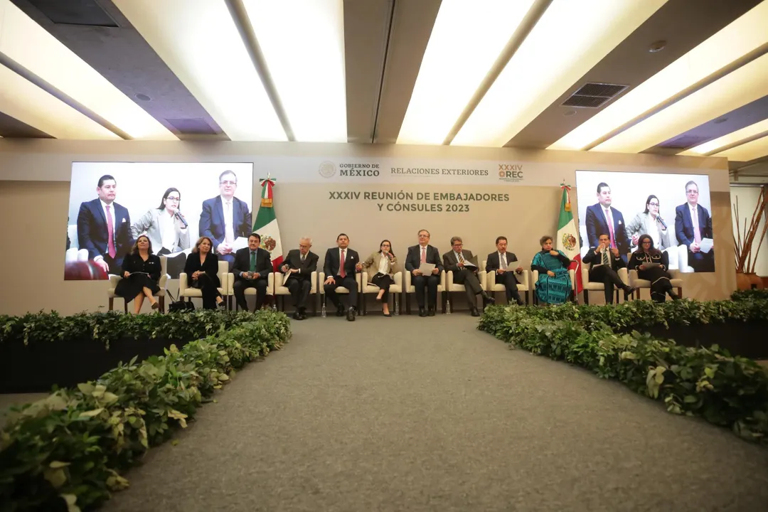 Reunión de embajadores y cónsules
