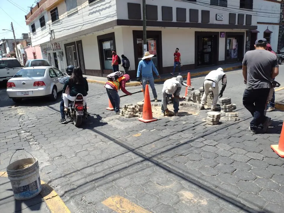 Ayuntamiento Municipal de Ariadna Ayala repara calles de Atlixco