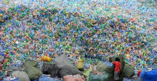 Cada minuto se compran en el mundo un millón de botellas de plástico