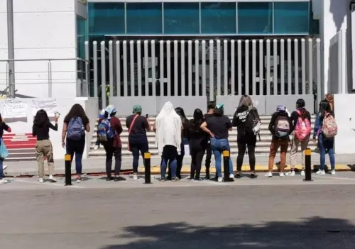 Colectivos Feministas se manifiestan en la FGE por feminicidios