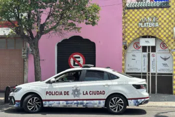Motociclistas asaltan joyería “Amor Platería” en el Centro Histórico y golpean a una empleada