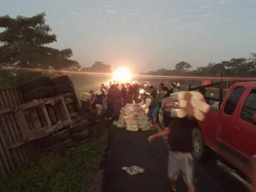 Vuelca tráiler en Tabasco y rapiña acaba con carga de arroz