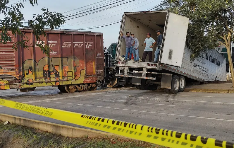 Choque de tren y tráiler