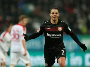 Chicharito vuelve a anotar otro doblete en triunfo del Leverkusen