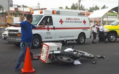 Automovilista se pasa el alto y se impacta contra conductor de motocicleta