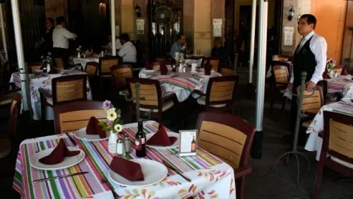 Restaurantes de Puebla bajan la guardia y abren sus puertas pese a contingencia