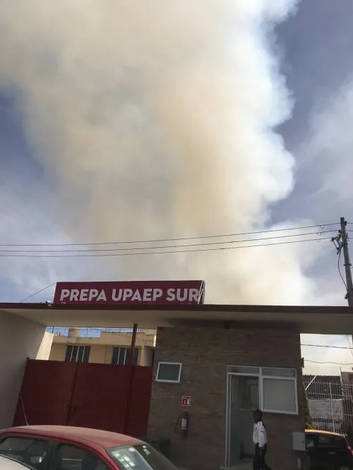 Incendio en bodega cerca de preparatoria Upaep genera alarma; se descarta lesionados