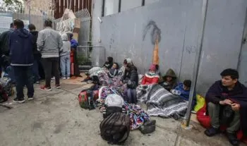 Migrantes solicitan asilo en campamento cercano a la garita de San Ysidro en Tijuana
