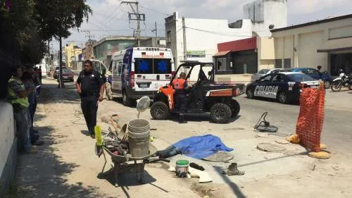 Muere trabajador intoxicado por gases de drenaje  en la Av. Juárez