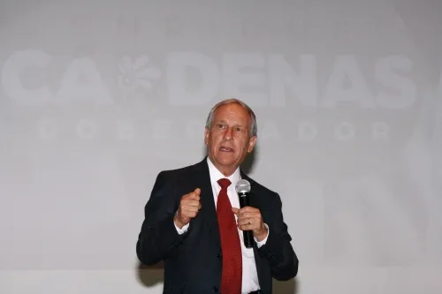 No hay que “dejarse de los políticos”, afirma Cárdenas ante estudiantes
