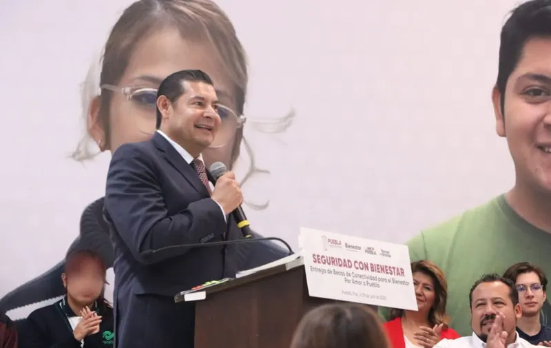 laura-artemisa-garcia-alejandro-armenta-becas-conectividad