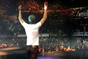 Enrique Iglesias se somete a cirugía luego que dron cortara dedos