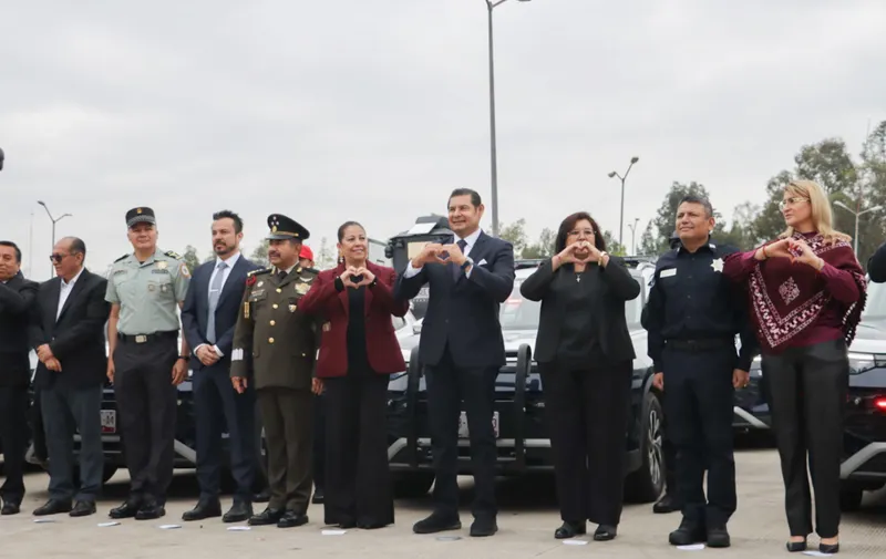 Entrega Gobierno de Puebla 100 patrullas y 10 torres de vigilancia a la SSP