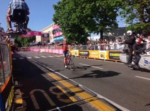 Creyó que ganó la quinta etapa del Giro de Italia, pero le faltaba una vuelta (Video)