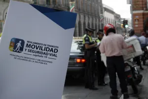 Transporte público ignora disposiciones del nuevo Reglamento de Tránsito