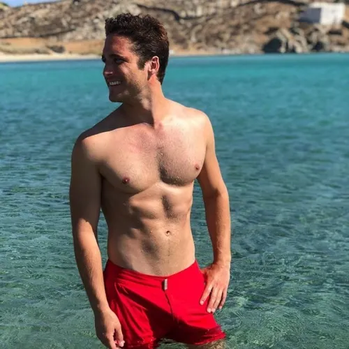 Diego Boneta, el guapo actor mexicano que está listo para ser Luis Miguel