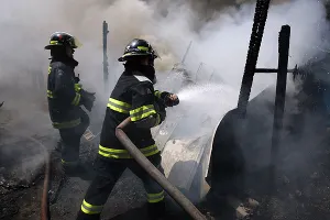 Incendio consume casa en Los Héroes