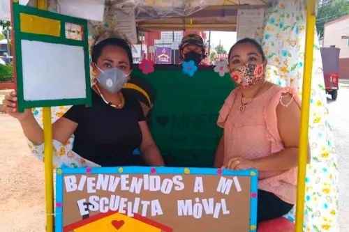 Maestros de comunidades mayas habilitan aula móvil en un ‘moto taxi’